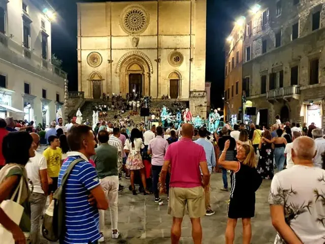 Sabato 15 luglio "Notte Bianca" a Todi, 4 palchi con band, cantanti e DJ