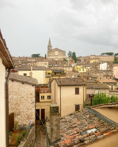 Reportage di "Ville & Casali" sulla città di Todi dal punto di vista immobiliare e turistico