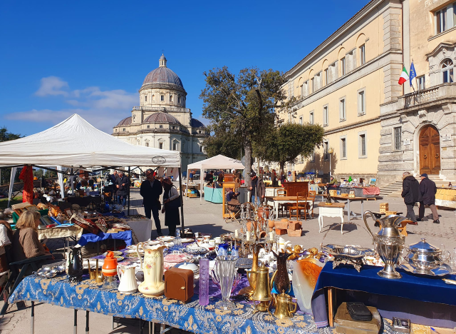 Collezionismo e piccolo antiquariato, a Todi la mostra mercato raddoppia