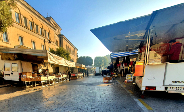 Lavori in Via Menecali, il mercato del sabato si sposta a Ponterio
