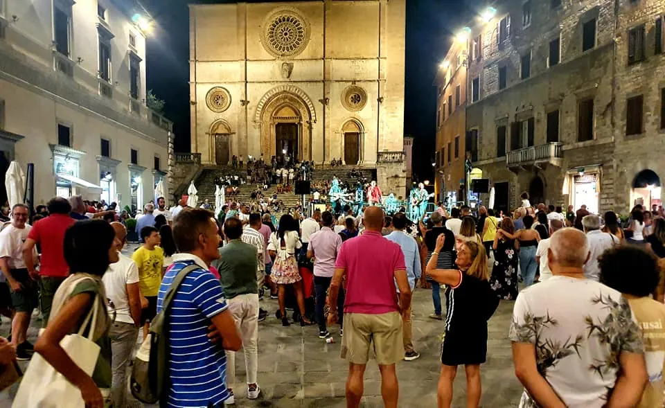 Sabato 15 luglio "Notte Bianca" a Todi, 4 palchi con band, cantanti e DJ