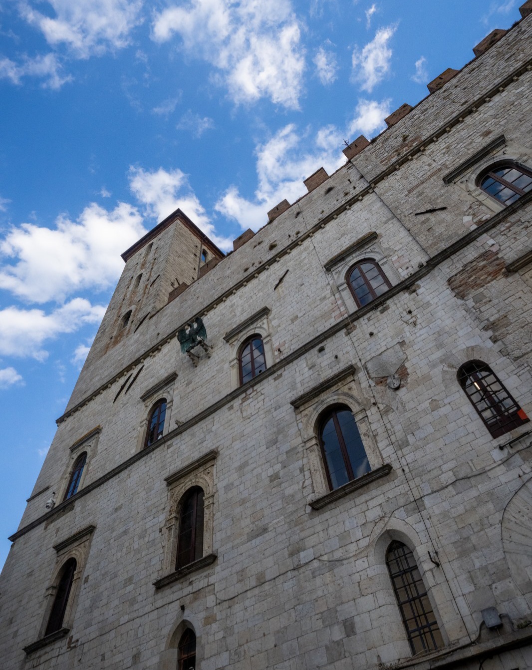 La storia del Palazzo dei Priori e della sua Torre "audace" e "virile"